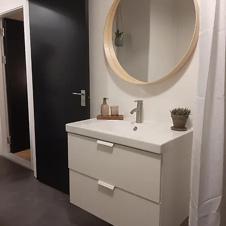 Appartamento Mini-lejlighed Med Kokken - Deler Bad Og Toilet Med Nabolejlighed 1